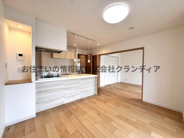 東カングランドマンション第二松戸の居間・リビング|ドキドキの新生活も、安心してスタート。ぴったりの住まいを見つけませんか？クランディアが一緒に住まい選びをサポートします‼　まずは、お気軽にお問合せください　＃クランディア