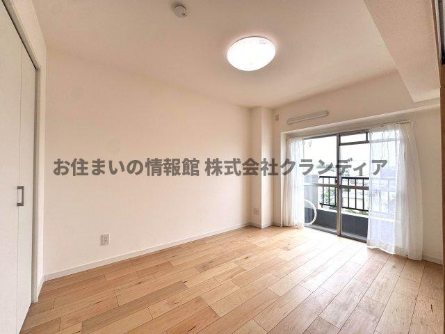 東カングランドマンション第二松戸の洋室|ドキドキの新生活も、安心してスタート。ぴったりの住まいを見つけませんか？クランディアが一緒に住まい選びをサポートします‼　まずは、お気軽にお問合せください　＃クランディア