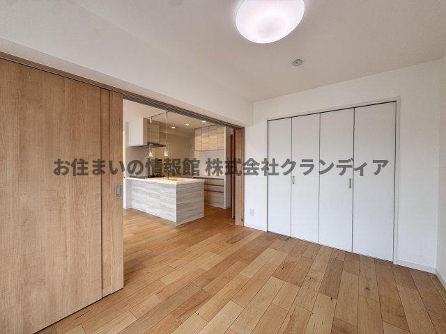 東カングランドマンション第二松戸の洋室|ドキドキの新生活も、安心してスタート。ぴったりの住まいを見つけませんか？クランディアが一緒に住まい選びをサポートします‼　まずは、お気軽にお問合せください　＃クランディア