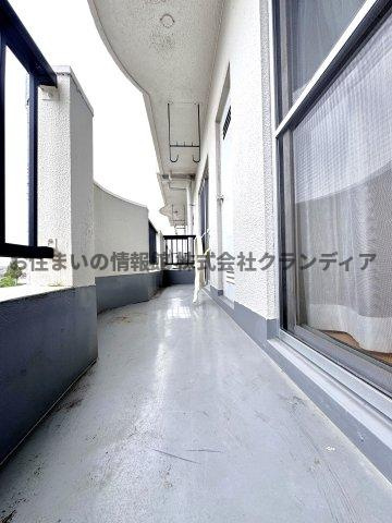東カングランドマンション第二松戸のバルコニー|ドキドキの新生活も、安心してスタート。ぴったりの住まいを見つけませんか？クランディアが一緒に住まい選びをサポートします‼　まずは、お気軽にお問合せください　＃クランディア