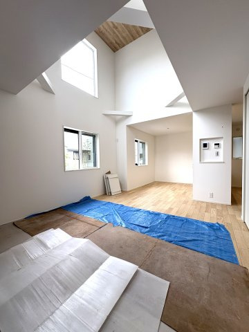 外遊びの続きを、土間まで。  — Room for Everyday Adventures. —の居間・リビング