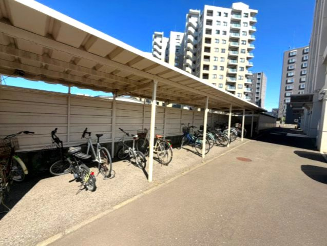 パーソナルハイツ発寒西の駐輪場|駐輪場もあり、自転車を使用する方に便利です♪