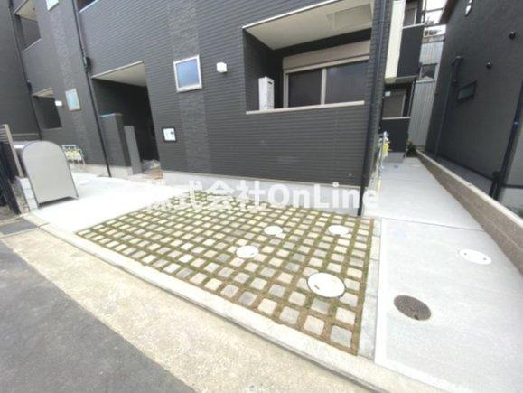 F+style 八尾北本町1号館の駐車場