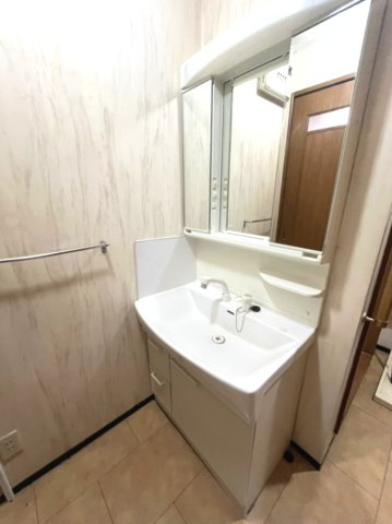 西宮市段上町六丁目　戸建の独立洗面台