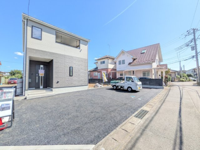 土浦市右籾第13　新築戸建て　1号棟の外観|現地完成済で建物や駐車場、お庭も全てご覧いただけます。。
本日のご見学も可能です♪
お気軽にお電話またはお問い合わせください。