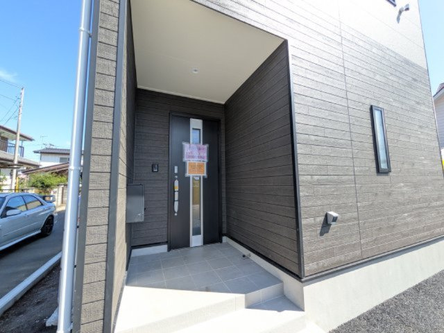 土浦市右籾第13　新築戸建て　1号棟の玄関|玄関ドアはカードキーで開閉も楽々♪
スマホでの開錠と施錠も可能です！
玄関上部には人感センサー付きのダウンライトがあるので、夜間の帰宅時に自動で点灯してくれます♪
防犯対策面にも一役買ってくれます！