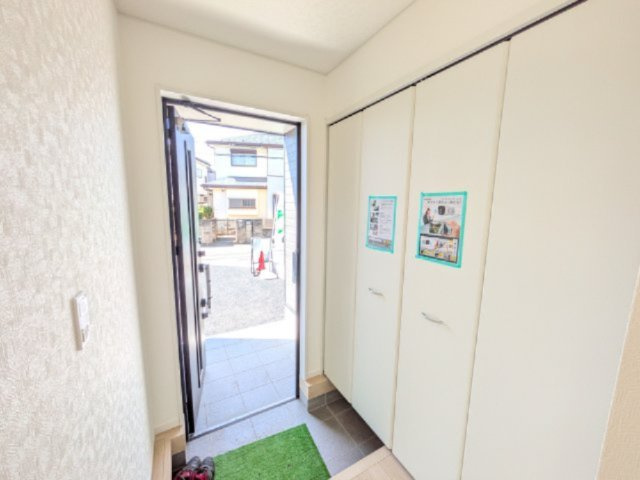 土浦市右籾第13　新築戸建て　1号棟の玄関|家族全員の靴がスッキリ片付く大容量シューズボックス完備。
お客様を気持ちよく迎えられる、明るく清潔感あふれる玄関です。