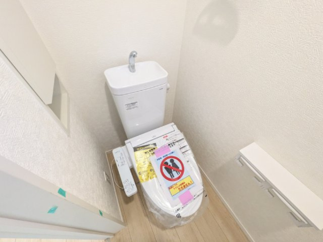 土浦市右籾第13　新築戸建て　1号棟のトイレ|窓付きで明るく白を基調とした清潔感のあるトイレは温水洗浄便座付きです♪
予備のトイレットペーパーなどを収納できる棚も完備しています！
