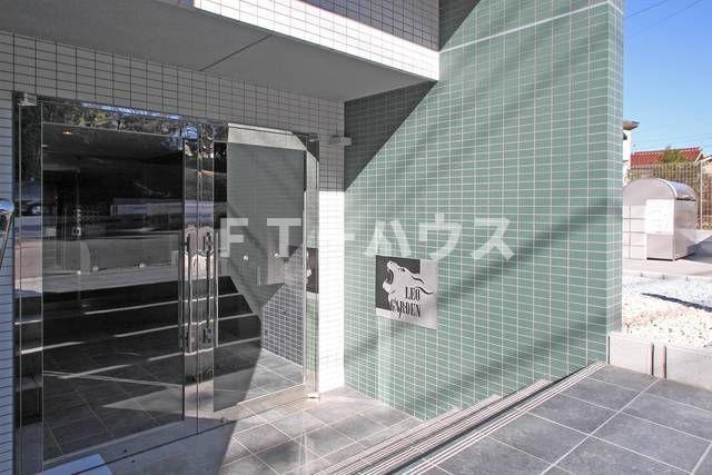 レオ四拾六番館のエントランス