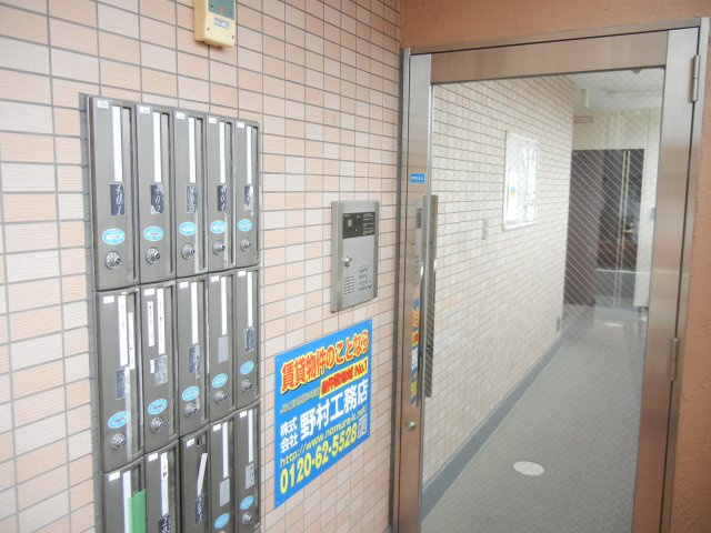 ハッピー稲野マンションのエントランス