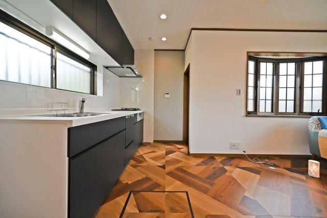 箕面市桜ケ丘4丁目中古一戸建て｜4LDK＋駐車1台可のキッチン|勝手口を設けており、通風やゴミ出しにも配慮されたつくりです。