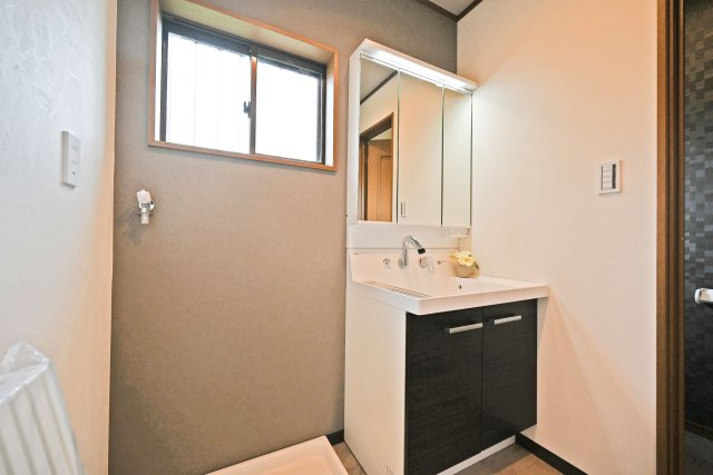 箕面市桜ケ丘4丁目中古一戸建て｜4LDK＋駐車1台可の独立洗面台|窓付きの洗面室で、換気がしやすくカビ対策にもつながります。
