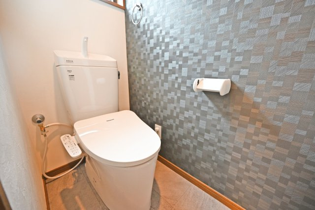 箕面市桜ケ丘4丁目中古一戸建て｜4LDK＋駐車1台可のトイレ|新調済みのトイレでウォシュレット機能が付いており、清潔で心地よくご利用いただけます。