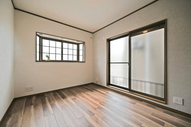 箕面市桜ケ丘4丁目中古一戸建て｜4LDK＋駐車1台可の子供部屋|洋室①約6帖
お子さまの成長に合わせて、学習机やベッドを無理なくレイアウトできる居室です。