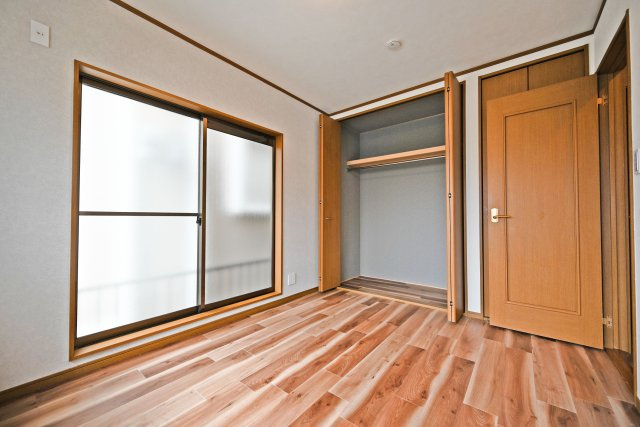 箕面市桜ケ丘4丁目中古一戸建て｜4LDK＋駐車1台可の収納|収納力のあるクローゼット付きで、上部棚には収納ボックスを使って季節物も整理できます。