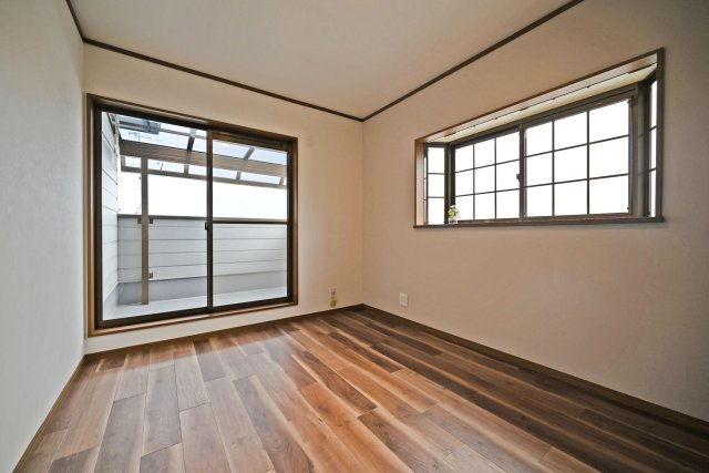 箕面市桜ケ丘4丁目中古一戸建て｜4LDK＋駐車1台可の洋室|洋室②約6帖
シンプルな内装でまとめられた洋室は、お好みの家具やインテリアが映える空間です。