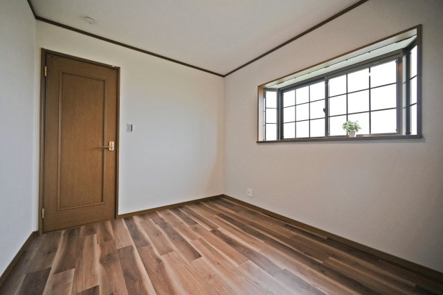 箕面市桜ケ丘4丁目中古一戸建て｜4LDK＋駐車1台可の洋室|ベッドや収納家具を配置してもゆとりがあり、快適にお使いいただける居室です。