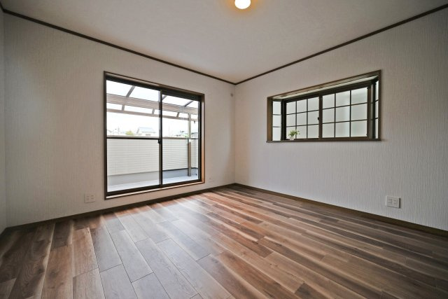箕面市桜ケ丘4丁目中古一戸建て｜4LDK＋駐車1台可の寝室|洋室約9帖
ライフスタイルに合わせてベッドや収納家具をレイアウトしやすい、使い勝手の良い居室です。
