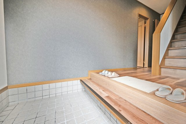 箕面市桜ケ丘4丁目中古一戸建て｜4LDK＋駐車1台可の玄関|玄関はゆとりある広さを確保し、靴の脱ぎ履きがしやすい設計です。