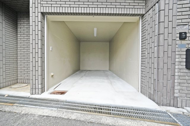 箕面市桜ケ丘4丁目中古一戸建て｜4LDK＋駐車1台可の駐車場|車庫完備で、愛車の置き場所にも困りません。