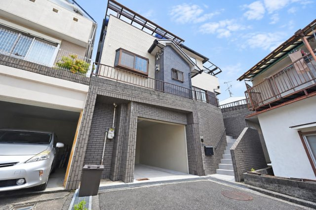 箕面市桜ケ丘4丁目中古一戸建て｜4LDK＋駐車1台可の外観|ご不明な税金・諸費用についても丁寧にサポートいたします。現地見学で、住まいのイメージやご希望をぜひお聞かせください。