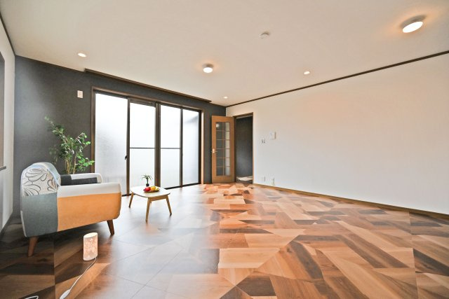 箕面市桜ケ丘4丁目中古一戸建て｜4LDK＋駐車1台可のダイニング|西向きに面したリビングダイニングは、陽光あふれる明るい空間が広がります。