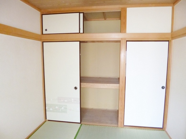 岩田ハイツの収納|天袋付きの押入れです。