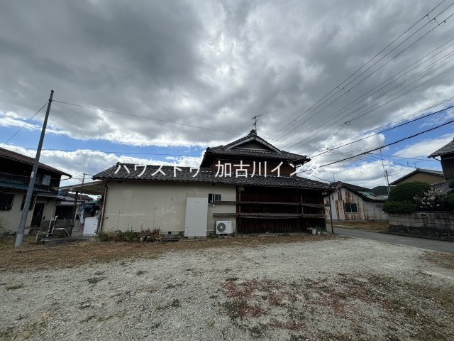 上荘町薬栗　売土地の外観|現在は古家がありますが、建築条件はありません。お好きなハウスメーカー・工務店で理想の住まいを建築できます。建替えのご相談もお気軽にお問い合わせください。