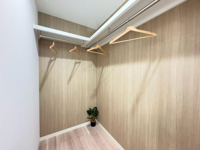 南円明寺ヶ丘団地10棟の収納|ご家族分の荷物がすっきりと片付く大型のファミリークローゼットです◎