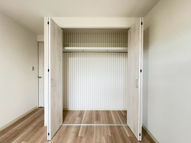 南円明寺ヶ丘団地10棟の収納|クローゼット内部の床、天井までしっかりと仕上げが施されています。また、枕棚、ハンガーパイプつきで収納に重宝します！