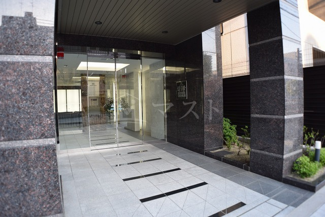 大阪市西区新町３丁目の賃貸マンションのエントランス