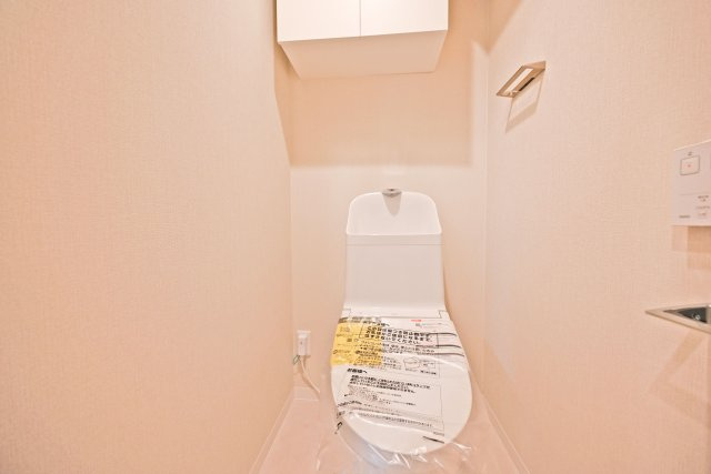 日商岩井箕面ハイツB棟のトイレ|新調済みのきれいなトイレに、便利なウォシュレット機能を備えています。清潔感のある空間で、快適にご利用いただけます。