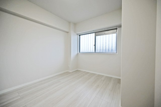 日商岩井箕面ハイツB棟の洋室|洋室約5.5帖
どんなインテリアにも馴染みやすいシンプルな居室。家具の配置もしやすいです。