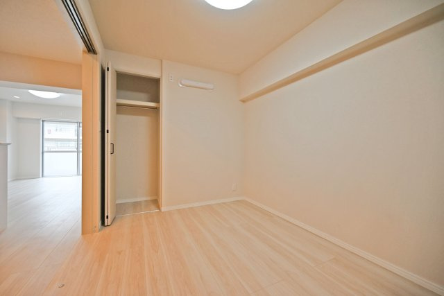 日商岩井箕面ハイツB棟の収納|こちらのお部屋もクローゼット付きで、衣類などもすっきり収納できます。