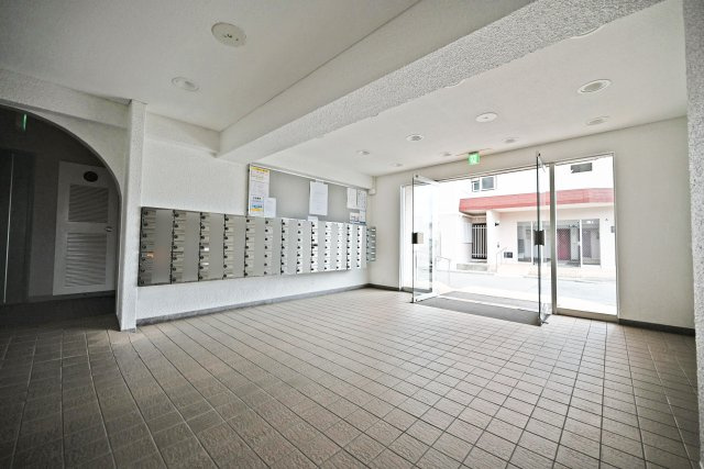 日商岩井箕面ハイツB棟のエントランス|清掃が行き届いたマンション内で、毎日快適に過ごせます。