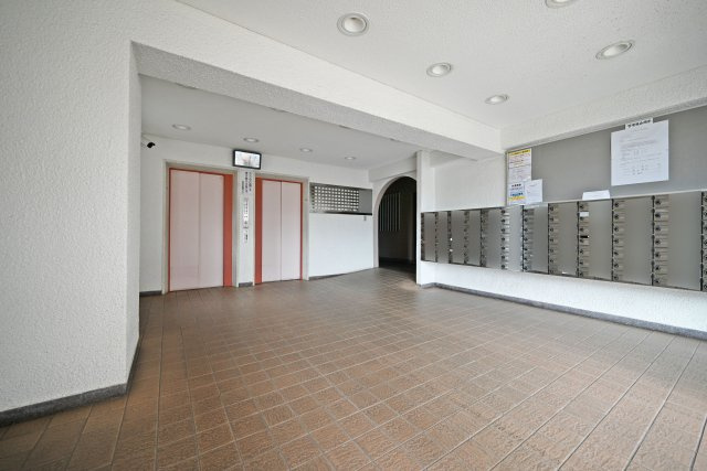 日商岩井箕面ハイツB棟のエントランス|清掃が行き届いたマンション内で、毎日快適に過ごせます。
