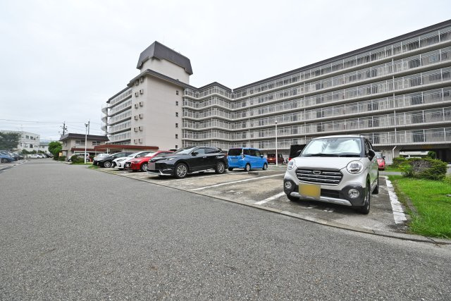 日商岩井箕面ハイツB棟の駐車場|敷地内駐車場を備えており、お車をお持ちの方も安心です。