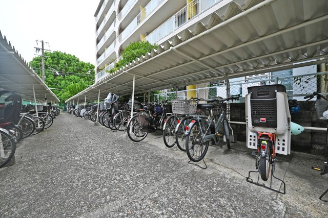 日商岩井箕面ハイツB棟のその他共用部分|敷地内に駐輪場を備えています。通勤・通学やお買い物など、自転車を利用する機会が多い方にも便利な共用設備です。