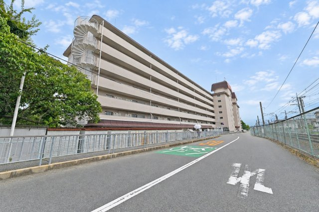 日商岩井箕面ハイツB棟の外観|ご不明な税金・諸費用についても丁寧にサポートいたします。現地見学で、住まいのイメージやご希望をぜひお聞かせください。