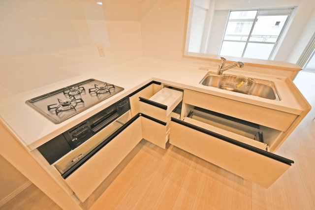 日商岩井箕面ハイツB棟のキッチン|収納力のあるシステムキッチンで、散らかりがちなキッチンも整然と使えます。