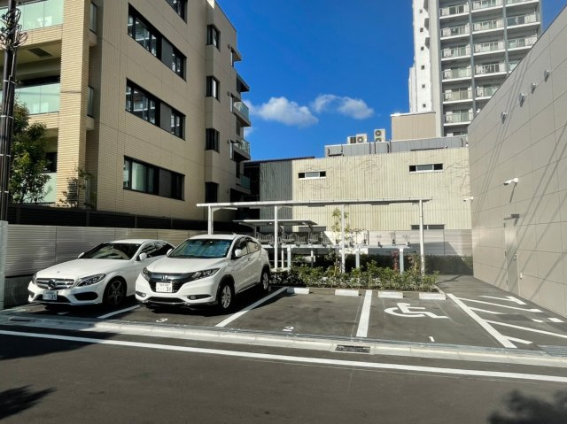 MODIERKOMAZAWA　築浅　南東角部屋　ファミリー向けの駐車場