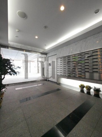 シュプレ新横浜のエントランス