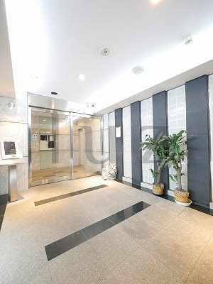 シュプレ新横浜のエントランス