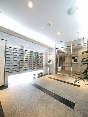シュプレ新横浜のエントランス