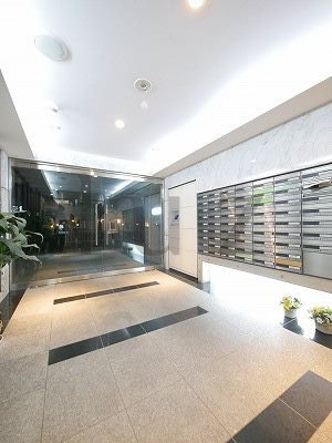 シュプレ新横浜のエントランス