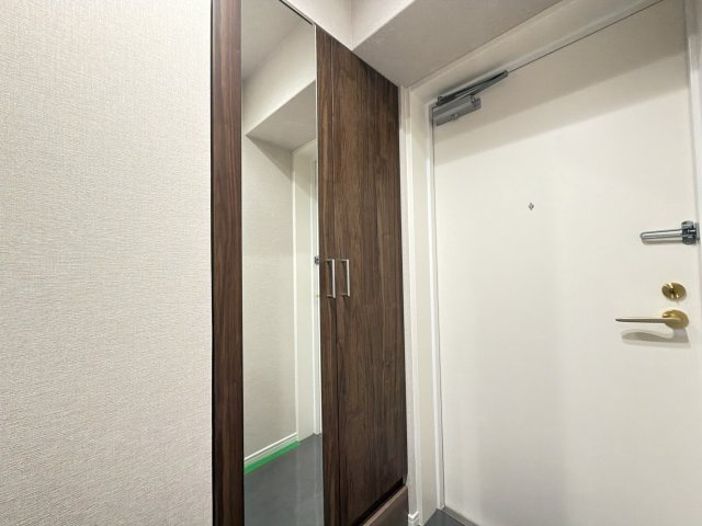 リーベスト春日桜ケ丘の玄関|【新設】大型シューズボックス設置（トールタイプ・姿見ミラー付き）、靴もたくさん収納できます♪