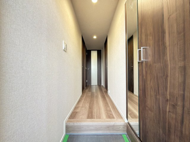 リーベスト春日桜ケ丘の玄関|【リノベーション仕様】玄関入るとお洒落で綺麗なナチュラルの色彩です。