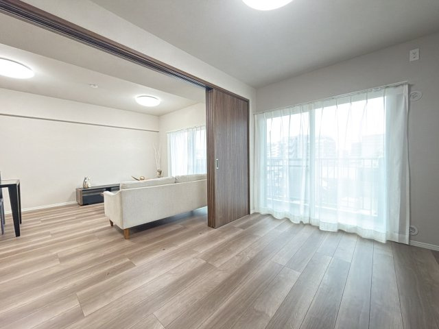 リーベスト春日桜ケ丘の洋室|【リノベーション仕様】洋室はオープンにしてリビング一体型としても使えます。