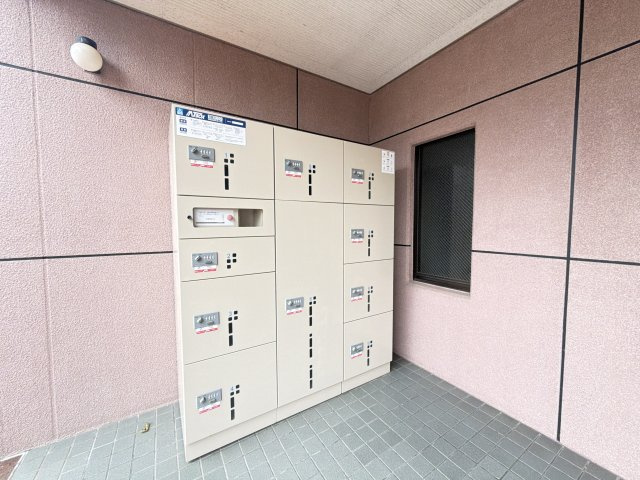リーベスト春日桜ケ丘の設備|【共用部】宅配BOXで留守中の荷物も安心らくらく受取りできます。