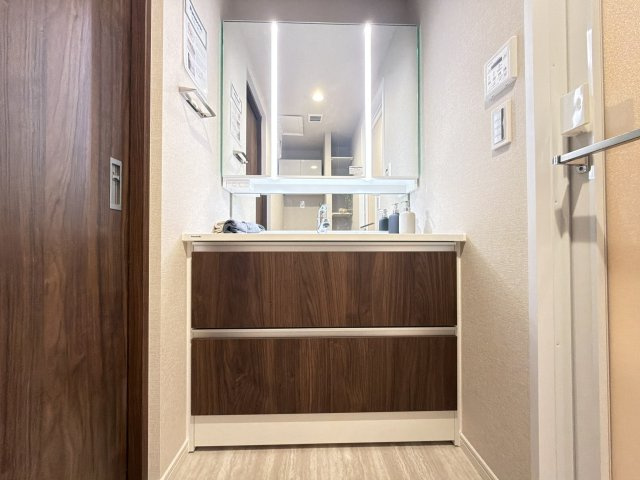リーベスト春日桜ケ丘の洗面所|【新品】便利な三面鏡と整理整頓がしやすい収納スペースも豊富にあります。